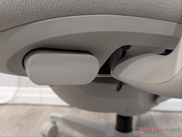 Bateria encaixada na base do assento.