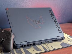 O HyperX Omen 16 Valorant Edition tem um visual excelente, mas as superfícies escuras atraem impressões digitais como se não houvesse amanhã