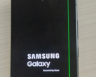 Uma das unidades relatadas do Galaxy S24 Ultra com o problema da linha verde vertical. (Fonte: u/Independent-Bet-4916)