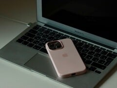 Um iPhone apoiado no teclado de um MacBook Air aberto