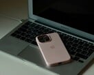 Um iPhone apoiado no teclado de um MacBook Air aberto