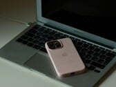 Um iPhone apoiado no teclado de um MacBook Air aberto