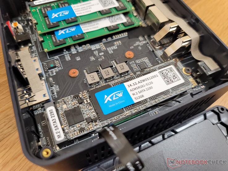 Os usuários podem instalar até dois acionamentos. Os drives PCIe não são suportados