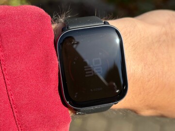 A tela do Amazfit Active é difícil de ler sob luz solar direta.