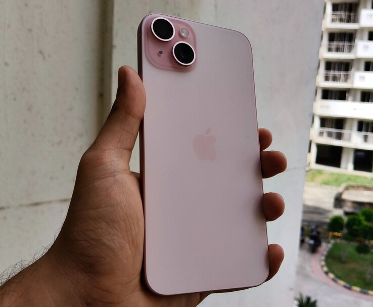Apple iPhone 15 Plus na cor rosa mostrado na mão durante teste prático ao ar livre (Fonte da imagem: Anmol Dubey)