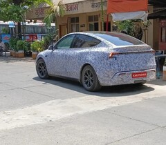 Um Tesla Model Y camuflado foi visto na Índia antes do lançamento (Fonte da imagem: shameelck no Reddit)