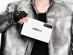 O Legion Tab Gen 5 obteve bons resultados nos benchmarks compartilhados. Na foto: uma imagem promocional mostrando a parte traseira do tablet.