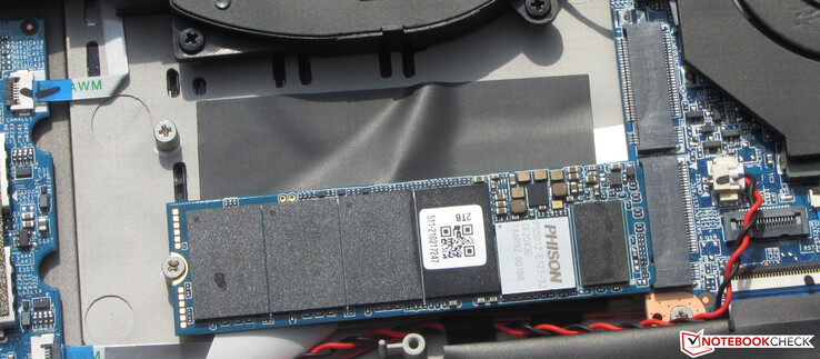 O notebook oferece espaço para duas SSDs NVMe.