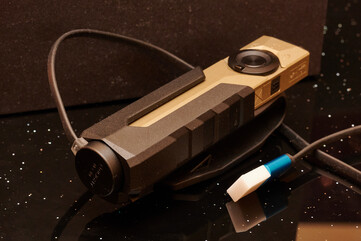 ... bem como no coldre. (Fonte da imagem: Andreas Sebayang/Notebookcheck.com)