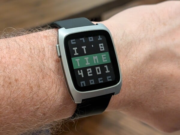 Uma amostra de engenharia do Pebble Time 2*. (Fonte da imagem: Eric Migicovsky/Core Devices).