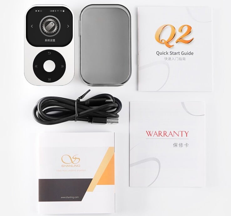 O DAP Shanling Q2 é fornecido com um estojo, um cabo USB e um manual.
