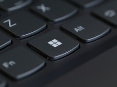 Close-up de um teclado com a tecla Windows em destaque