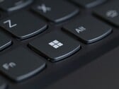 Close-up de um teclado com a tecla Windows em destaque