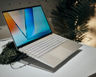 Os novos laptops Vivobook S 14/15/16 começam com 1,3 kg (2,86 lbs) de peso. (Fonte: Alex Waetzel para Notebookcheck)