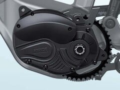 É utilizada uma configuração com motor central