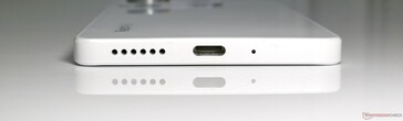 Parte inferior: Alto-falante, USB 2.0 Type-C, microfone
