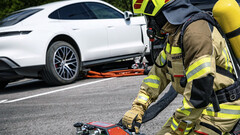 O bico de alta pressão pode rapidamente apagar um incêndio de bateria de carro EV (imagem: Rosenbauer)