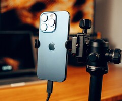 A câmera teleobjetiva periscópio do iPhone 15 Pro Max custa Apple muito mais. (Imagem: Yianni Mathioudakis)