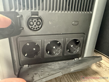 ...três tomadas CA e a conexão da bateria auxiliar