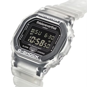 Close-up em ângulo do Casio G-Shock DW-5600TNT-7 com caixa translúcida e tela digital invertida.