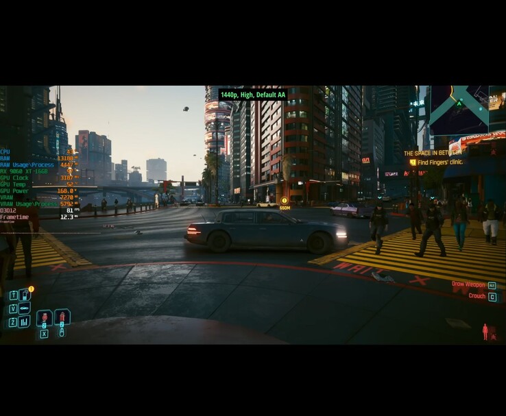 Jogabilidade do Cyberpunk 2077 em configurações altas de 1440p com FSR 4 na RX 9600 XT, mostrando métricas de desempenho na tela. (Fonte da imagem: RandomGaminginHD no YouTube)