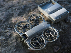 O DJI Neo 2 com seu hub de carregamento e duas baterias de 11,6 Wh (7,16V/1.606 mAh). (Fonte da imagem: via Igor Bogdanov)