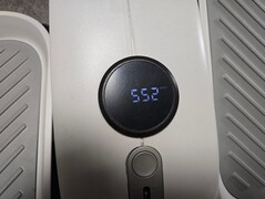 O visor é alimentado por bateria e percorre as métricas automaticamente