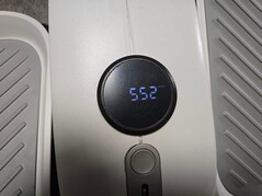 O visor é alimentado por bateria e percorre as métricas automaticamente