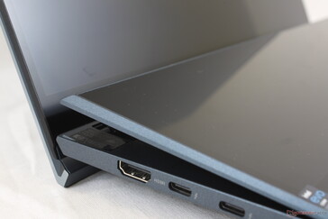O ScreenPad fino parece frágil, mas parece sólido para ser usado em pessoa