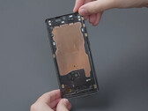 A desmontagem do OnePlus 12 revela uma câmara de resfriamento de vapor de grande porte (Fonte da imagem: WekiHome YouTube)