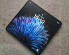 O Oppo Find N2 é quase tão alto quanto um iPhone 13 mini, mas é muito mais estreito do que um iPad mini quando aberto. (Fonte da imagem: Notebookcheck)