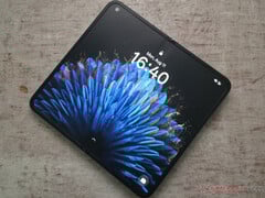 O Oppo Find N2 é quase tão alto quanto um iPhone 13 mini, mas é muito mais estreito do que um iPad mini quando aberto. (Fonte da imagem: Notebookcheck)