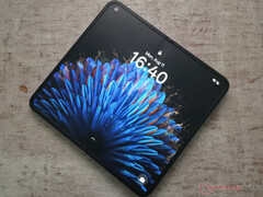 O Oppo Find N2 é quase tão alto quanto um iPhone 13 mini, mas é muito mais estreito do que um iPad mini quando aberto. (Fonte da imagem: Notebookcheck)