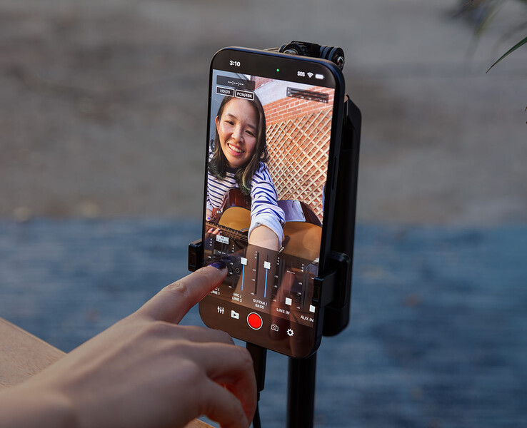 O Roland Go:Mixer Studio pode ser usado com o aplicativo Go:Mixer Cam em iPhones Apple para gravar vídeos com faixas de áudio multicanal. (Fonte da imagem: Roland)