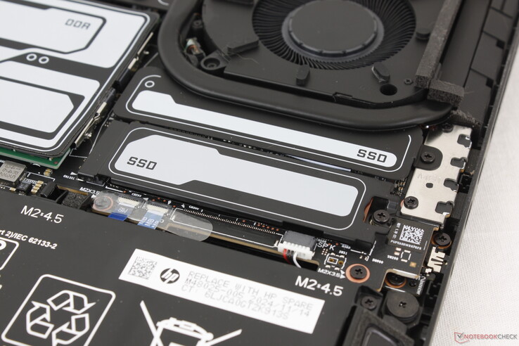 Dois slots para SSD M.2 2280 NVMe com suporte para uma unidade PCIe5