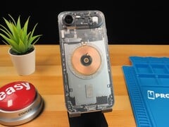 IPhone Air transparente mostrando os componentes internos e a bobina de carregamento de cobre em uma mesa de madeira (Fonte da imagem: Phone Repair Guru via YouTube)