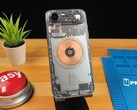 IPhone Air transparente mostrando os componentes internos e a bobina de carregamento de cobre em uma mesa de madeira (Fonte da imagem: Phone Repair Guru via YouTube)