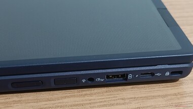 Conectores do lado direito: controle de volume, botão liga/desliga, conector de áudio, USB-A 5 Gbps, USB-C 2.0, trava Kensington
