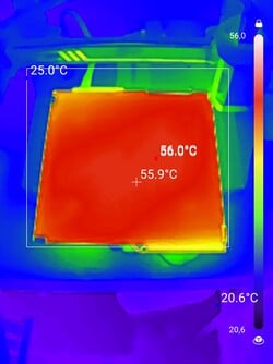 O leito de impressão apresenta distribuição uniforme de calor