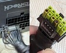 O conector de alimentação ASRock TempGuard queimado, mostrado na foto, com danos nos cabos da fonte de alimentação