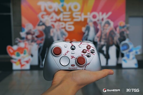 O GameSir G7 Pro Yakuza: Like a Dragon Edition está em exibição na Tokyo Game Show 2026.