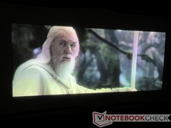 Observe o efeito de auréola ao redor dos ombros e das costas de Gandalf. Há também uma leve mudança verde em seu manto. (Imagem: O Senhor dos Anéis: O Retorno do Rei, da New Line Cinema)