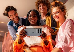 O Moto G66j tem um painel traseiro colorido com uma textura semelhante a couro (Fonte da imagem: Motorola)