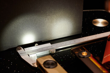 A luz de foco do Arkpro Ultra em comparação com o feixe geral do Arkfeld Pro. (Fonte da imagem: Andreas Sebayang/Notebookcheck.com)