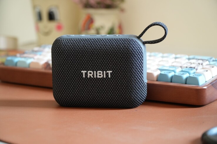 O alto-falante Bluetooth portátil Tribit PocketGo na cor preta