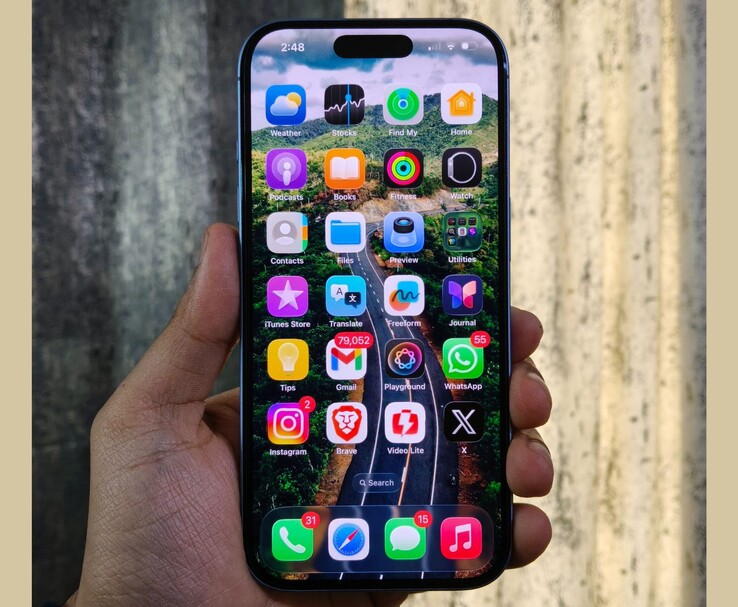 tela inicial do iPhone com iOS 26.2, mostrando ícones de aplicativos e elementos de interface atualizados (Fonte da imagem: Yetnesh Dubey)