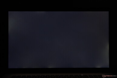 Sangramento moderado e irregular da luz de fundo nas bordas e nos cantos