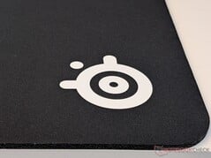 Close up do logotipo e da textura do mousepad.