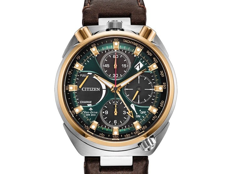 Citizen Promaster Tsuno Chrono Racer AV0104-06W com caixa em aço inoxidável bicolor, mostrador verde-esmeralda, submostradores do cronógrafo pretos e pulseira de couro marrom.