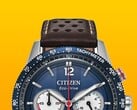 Close-up do Citizen Racing Chronograph CA4716-09L, mostrando seu aro taquimétrico azul, mostrador azul escuro com ponteiros e marcadores prateados, três submostradores, ponteiro central dos segundos vermelho e pulseira de couro perfurada marrom sobre um fundo amarelo.